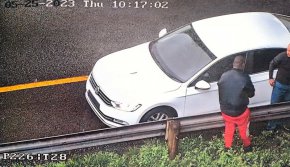 Полицията в южноафриканския град Кейптаун разпространи снимките на двама мъже, заподозрени за участие в убийството на българския бизнесмен Красимир Каменов-Къро и призова гражданите за помощ, съобщиха местните медии.