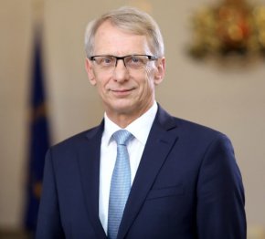 
"Това, което очакваме, е да намерим съгласие, което да доведе до реализация за първия мандат. Ако не намерим съгласие за първия мандат, това вероятно означава, че отиваме на избори", заяви Денков пред журналистите след края на разговора си с Радев. Това беше единственото що-годе съдържателно политическо послание от консултациите.