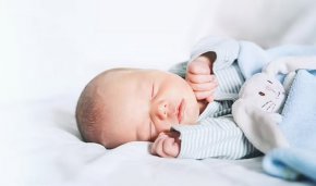 
Дрънкалките и люлките отдавна са популярни предмети, предназначени за успокояване и отпускане на малчуганите. 