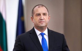 
Президентът Румен Радев ще връчи първия мандат за съставяне на правителство в петък в 17 часа, съобщиха от прессекретариата на държавния глава.