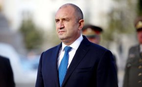 Радев отлага връчването на мандата за понеделник