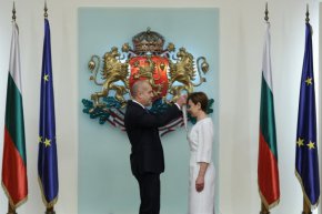 Румен Радев, който удостои посланика на Република Турция у нас Айлин Секизкьок с орден „Мадарски конник“ 