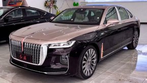 Автомобилът, който виждате, е Hongqi H9 - флагмански луксозен седан, който е пълен с функции и има за цел да промени мнението на хората за китайския лукс.