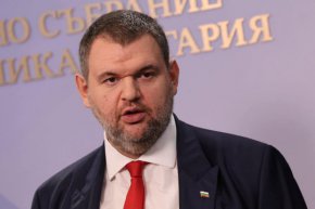 Според съпредседателя на ДПС Иванов имал за цел овладяване на тези позиции в полза на олигархията. 