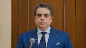 

Против гласуваха 50 депутата от ПП -ДБ, а още трима от същата група се въздържаха. Дебатите продължиха близо 4 часа. Предложението беше внесено като извънредна точка в дневния ред от ГЕРБ-СДС и ДПС.
