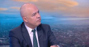 
"Като познавам Борисов, който сутрин говори едно, на обед друго, а вечер прави трето... Личното ми мнение е, че са изчерпани и няма да има правителство, но всичко се случва час по час".
