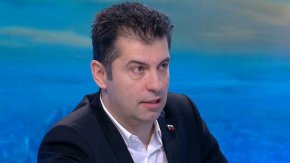 "Това, което аз чух днес, е отделни откъси от разкази по време на преговори. Истината е, че г-н Борисов никога не седна цялостно с преговорния екип, той правеше някакви отделни разговори и се опитва сега да ги извади. В момента ролята на президента е да направи своите разговори с потенциалните премиери", заяви Кирил Петков.