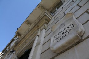 

Малко след започване на гласуването част от общинските съветници заявиха,че таблетите не им работят и гласуването беше спряно. Минути по-късно режим на гласуване отново започна и така план-сметката беше приета.