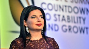 
Фирмата започва дейност през 2014 г. и е базирана в София. Тя предлага измамна криптовалута със същото име чрез глобална многостепенна маркетингова мрежа („MLM“). Жертвите на схемата са подведени да инвестират над 4 милиарда долара. Дилкинска се е признала за виновна в заговор за извършване на измама и пране на пари.
