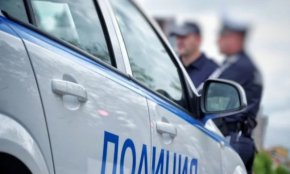 Задържани са двама криминално проявени мъже, откраднали 240 000 лева от частен дом в с. Бата, община Поморие, съобщиха от Областната дирекция на МВР-Бургас.
