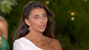 
По време на вчерашната церемония Алек избра да се раздели със спортния мениджър Виктория Асенова. „Алек притежава всичко, за което съм мечтала… Ако не намери жената в предаването, може животът пак да ни срещне, знае ли човек“, сподели надеждата си тя, след като не получи златна роза от „ергена“. „Благодаря ти, че беше тук!“ – с тези думи Алек изпрати Виктория, а тя, от своя страна, го посъветва: „Послушай сърцето си и отвори очите си!“.