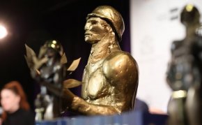 
    „В трупата на Театър „Българска армия“ Мимоза Базова има изключителни постижения. Аз я познавам от 1995 г. и оттогава тя има премиера всяка година в нашия театър“, припомни Къркеланов. „Самата Мимоза е сред създателите на наградите „Аскеер“, каза още председателят на „Академия Аскеер“.