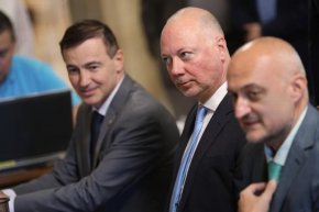 
"И двете листи ще се представят достойно – целите са на развитие и доходите на страната. Нашата голяма цел е България да е не просто лидер на Балканите, а с най-успешен БВП по покупателна способност на населението", коментира Росен Желязков.