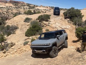 Ако не бяха широчината и теглото му, SUV GMC Hummer EV 2024 щеше да бъде най-подходящият за движение по пътищата пътнически автомобил директно от завода, който се продава днес.