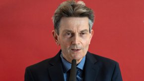 

В интервю за "Тагесшпигел" в неделя Ролф Мюцених, който председателства парламентарната група на Социалдемократическата партия (ГСДП) в германския Бундестаг, яростно се противопостави на идеята.