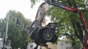 
Мощният джип "Рейндж Роувър" се е врязал с висока скорост в дървета. Автомобилът е пътувал от Централна гара в посока бул. "Шести септември“. 