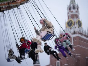 
"Преди хората се научиха как да създават, поддържат и живеят в семейство от самите семейства. Съвременните семейства нямат такъв опит", каза епископът. "Така че трябва да говорим и да споделим този опит, а училището е добро място за това. Това, разбира се, трябва да бъде направено от учителя. Не можеш да научиш това от книга или онлайн програма. "