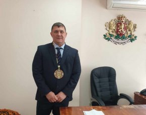 
Още на 20.02.2024 г. сигналът, придружен с доказателствата е предаден на ГДБОП, снети са показания, дадени и пред съдия още тогава. Но до момента резултат няма.
