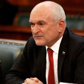 
Вертикалният газов коридор между България, Гърция, Румъния, Унгария, Словакия, Украйна и Молдова осигурява възможност за пренос на допълнителни обеми природен газ от разнообразни и надеждни източници в посока от юг на север, а проектът за нови ядрени мощности на площадката на АЕЦ "Козлодуй“ е стратегически за страната, се подчертава в съобщението до медиите.