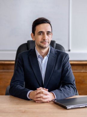 
Общинските съветници заявиха, че искат оставката на заместник-кмета по транспорт Илиян Павлов, защото това е второ негово прегрешение. Първият път оставката му бе поискана от общинския съветник от ГЕРБ-СДС Прошко Прошков в Комисия по транспорт, защото е криел писмо от ЦГМ по повод икономическата рамка. “Недопустимо е зам.-кмет да укрива информация от СОС!“, заяви днес Прошков.