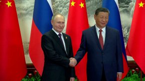 
Путин добави, че Русия и Китай се застъпват за "устойчива и адекватна архитектура на сигурността" в Азиатско-тихоокеанския регион. В ясна препратка към НАТО и други доминирани от Запада организации Путин заяви, че районът "няма място за затворени военни и политически съюзи".