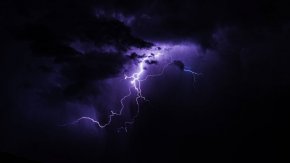 
Германската метеорологична служба в Лайпциг предупреди за силна гръмотевична буря в части от Саксония. За Дрезден те издадоха предупреждение за опасност от гръмотевична буря от ниво две от четири. 