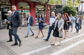 
"Когато се озова в парламента едната част от Сглобката си изкара мандата със закани да "изчегърта" другата. След това "изчегъртващите" и "изчегъртваните" се прегърнаха, за да "изчегъртат" дружно и напълно безпринципно президента и да изтърбушат Конституцията. Е, изтърбушиха Конституцията и разграждането на държавата продължава", заяви Ваня Григорова.
