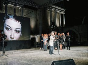   Цветана Манева получи обяснение в любов от 25 артиста 