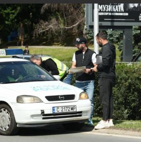 
В сряда сутринта немското возило, шофирано от пътния рецидивист Ангел Мушамата, разби мантинелата и „кацна“ на трамвайните релси на кръстовището на бул. „България“ и „Академик Иван Гешов“ вследствие на неуспешен дрифт с висока скорост. 