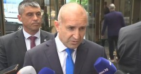 

    "За това кой ще представлява страната, отговорност носи Министерски съвет, но с всички произтичащи последствия и историческа отговорност за служебното правителство, защото това е екзистенциална среща на върха, не е като другите. Тук се взима решение за войната и мира. Трябва да отчитаме и самата легитимност на настоящия кабинет. Нека не забравяме, че той е продукт на един парламент, получен с ниска избирателна активност и с катастрофално ниско доверие от името на българските граждани, както и е продукт на една, мога да кажа, гавра с българската конституция", заяви Румен Радев.