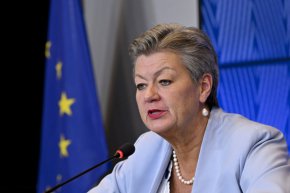 
Европейската комисия представи днес насоки за държавите от ЕС при въвеждането до средата на 2026 г. на новите общоевропейски правила за миграцията. Предложението ще бъде обсъдено тази седмица от Съвета на ЕС по правосъдие и вътрешни работи на заседание в Люксембург. На заседанието се предвижда ЕК да представи и насоки за работата на Шенген за следващата година.