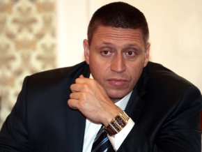 

    "Критериите падат и падат, само и само да няма недостиг на кадри".
