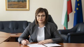 
Тя казва още, че прекратява участието си в работата на Изпълнителното бюро и Националния съвет на партията, за да се избегнат "всякакви внушения за намеса в решенията на колективните органи". "Ще се съсредоточа в работата в парламента, където ще защитавам вашите интереси, както съм го правила винаги досега", пише още Нинова.