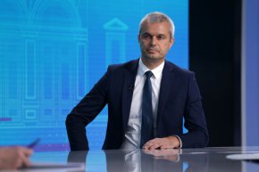 
    "Ако се потвърдят слуховете, че настоящият уж "служебен" кабинет остава като вече редовен, с мандат на ГЕРБ и подкрепен от ДПС и други малки партии (ИТН, Двуличие, БСП), то съдбата на ГЕРБ можем отсега да я опишем", пише още той.