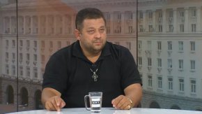     "С контактьорски групи на мен ми е обидно да си говоря, не знам на другите как не им е обидно. Борисов е човекът лидер и него искам да изслушам. Назарян и Теменужка не са лидери, те могат утре да ми предложат с чистачката в ГЕРБ да се срещна", заяви Марков.
