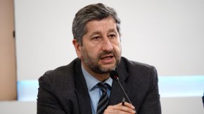 
След изборите на 9 юни Христо Иванов подаде оставка като председател на "Да, България" и заяви, че се отказва от депутатското си място заради лошите резултати на формацията. Иванов обаче не подаде заявление за отказ до ЦИК и беше вписан като избран народен представител от 24 МИР - София. Така, след като се закле, Иванов официално подаде оставка.