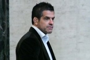 

Соченият за "кокаинов крал" е известен със своята предпазливост и години наред остава неуловим за съдебната система. Разследвания до момента установяват, че той ползва няколко самоличности.