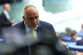 
    "Що се касае да еврозоната - вие сте слушали много пъти, че по време на нашето управление България влезе в Европейския банков съюз. Това е техническото приемане на еврото. И на първи януари преди няколко години заедно с Хърватия щяхме да сме в еврозоната. Тогава влязохме и в чакалнята и тогава започнаха протестите, с които някои от тази зала още се гордеят и затова няма евро. През тези три години чудовищна инфлация", отбеляза Борисов.