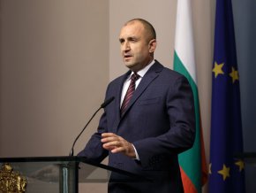 

От първия ден на войната в Украйна остро осъждам руската агресия. На националните и международни форуми винаги съм поддържал всички елементи на колективния подход за гарантиране на сигурността, за повишаване на отбранителните способности, прилагането на регионалните планове на Алианса и увеличаване на средствата за отбрана.

