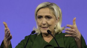 

Сега Националното обединение вдига летвата - и повишава перспективата за политически безредици - като твърди, че ще настоява да получи влияние върху области, които традиционно се свързват с президента - от "domaine réservé" на отбраната до назначаването на еврокомисар.