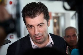 
Припомняме, че още след изборите на 9 юни ПП-ДБ заявиха, че ще бъдат опозиция и няма да подкрепят кабинет с първия, втория или третия мандат.