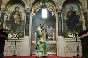 Тази сутрин Вселенският патриарх не дойде в храма, а изпрати свои представители да участват в службата. Според източници на "Гласове" Вартоломей не е отишъл и снощи на тържествената вечеря в чест на новоизбрания патриарх, а е излетял за Истанбул.
