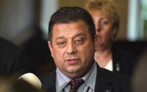 
    "Винаги има варианти и отговорността е на пръвите три политически сили. Ние предложихме на президента това, което трябва. Направихме го публично. Ако се стигне до нас, е ясно какво ще направим. По-скоро си мисля, че ДПС и ГЕРБ са тези, които трябва да намерят решението, въпреки разцепването в ДПС, което казвате. Има и здрави сили, които смятам, че ще поемат отговорност за това, което следва, трябва да бъдем по-търпеливи", каза още Николай Марков.
