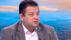 
Според него Ивелин Михайлов подстрекавал хората да се саморазправят с депутатите. Мен да ме убиват и да ми отварят черепа. Това е към всеки, който не изпълнява това, което иска Ивелин Михайлов. Той иска Народното събрание да изпълнява неговия дневен ред. Утрешният ден може да станете свидетели на много жестоки неща, предупреди Николай Марков.