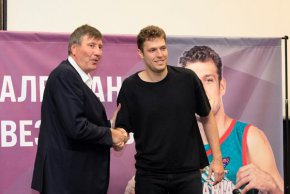 Министърът на младежта и спорта в служебното правителство Георги Глушков заяви, че Александър Везенков вероятно един ден ще съжалява, ако реши да напусне Националната баскетболна асоциация на САЩ и Канада.
