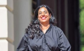 Норвежкият министър на културата и равенството между половете Любна Джафери е показала гърдите си на прайд събитие в Осло, където е получила наградата "Fag Hag 2024" за работата си