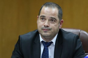 
Така силовият министър Калин Стоянов коментира настояването на „Продължаваме Промяната – Демократична България” да си подаде оставката след случая с битите младежи в плажно заведение от служител на МВР.

 