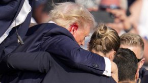 
"Изстрелите издават типичния звук, при който свръхзвуков куршум минава покрай микрофон, достигащ преди „достигането на съответния звук от дулото“, обясни пред CNN Мехър, който преподава аудио-криминалистика в щатския университет в Монтана.