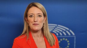 
Роберта Мецола бе преизбрана за още половин мандат от 2,5 години начело на Европейския парламент с 562 гласа при необходими 312. Гласуваха общо 699 от 720 евродепутати. 76 бюлетини бяха обявени за невалидни, което означава, че действителните гласове са били 623.