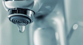 
Връщайки се на казуса с ВиК, даваме лесния отговор, който общината още не може да намери. Защо така често избухват гейзери и остават без вода десетки хиляди хора. Просто е.